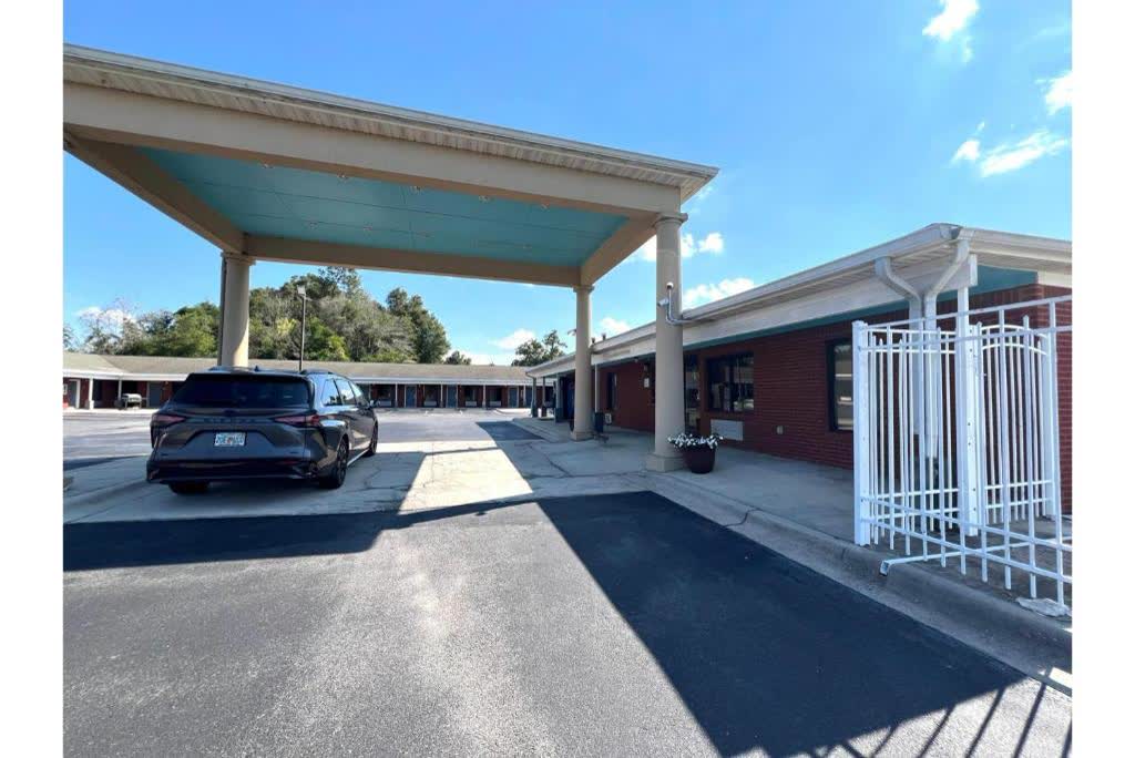 Lake Seminole Inn entrance